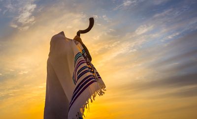 Yom kippur shofar blowing 