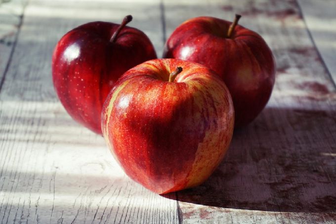 Three red apples.