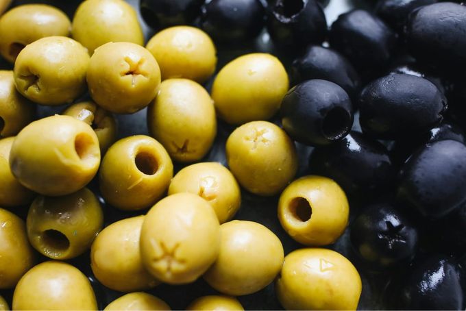 A close up of olives and black olives.