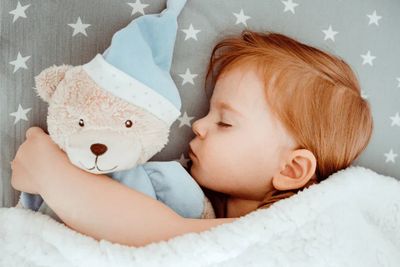 When Can Your Baby Sleep with a Stuffed Animal?