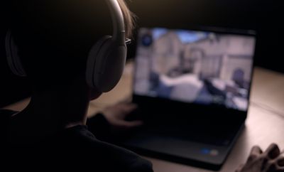 A gamer surfing in CS:GO on a laptop