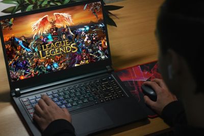 Gamer loading League of Legends on their gaming laptop