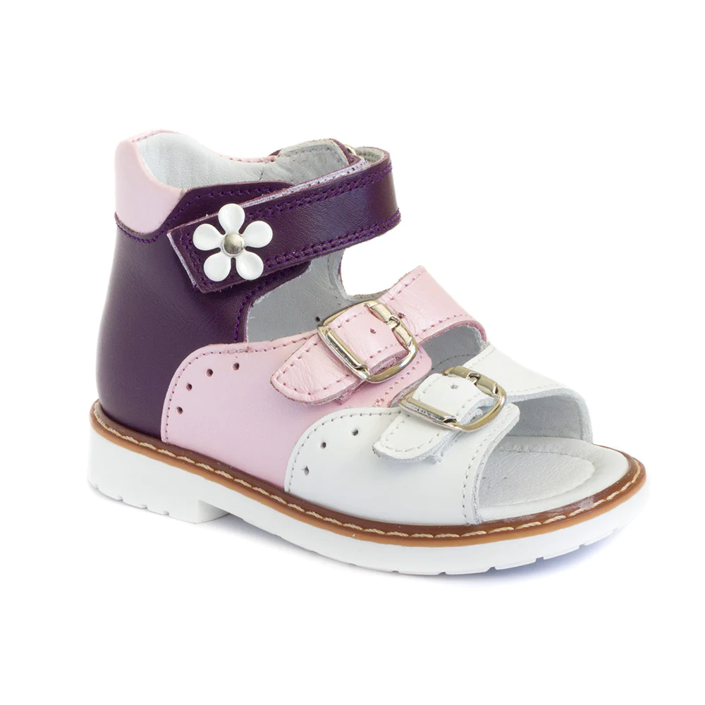 ‚A white and purple kids' sandal with a flower on the side