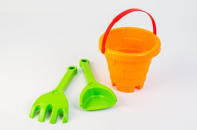 Gift idea for kids: two plastic utensils and a bucket.