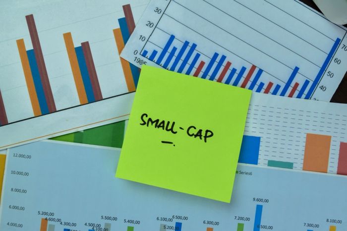 a sticky note with the word small - cap written on it