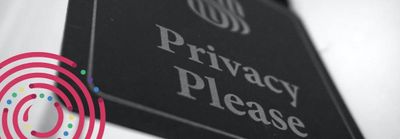 a black and white sign that says privacy please