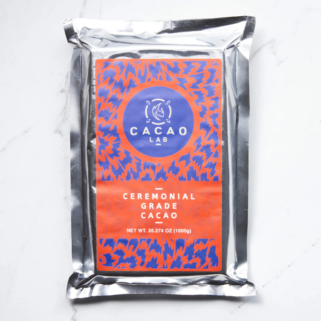 A package of Cacao Laboratory Ceremonia Cacao 1kg is sitting on a table.