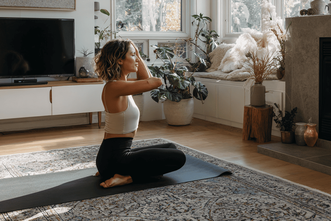 Hypertonic Pelvic Floor: 5 Most Common Causes & When to Worry A woman with pelvic issues trying to correct her posture.