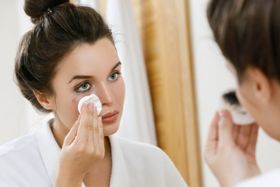 4 Methods for Taking Off Waterproof Mascara Without Irritation