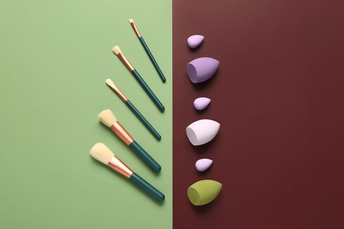 A group of makeup brushes sitting on top of a table