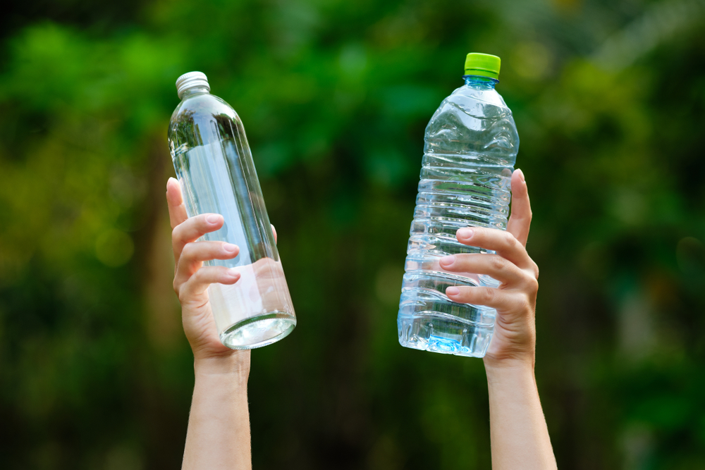 https://entail-assets.com/mayuwater/Glass_vs_Plastic_Water_Bottle_Which_Is_Best_for_Drinking-1662358377474.jpg