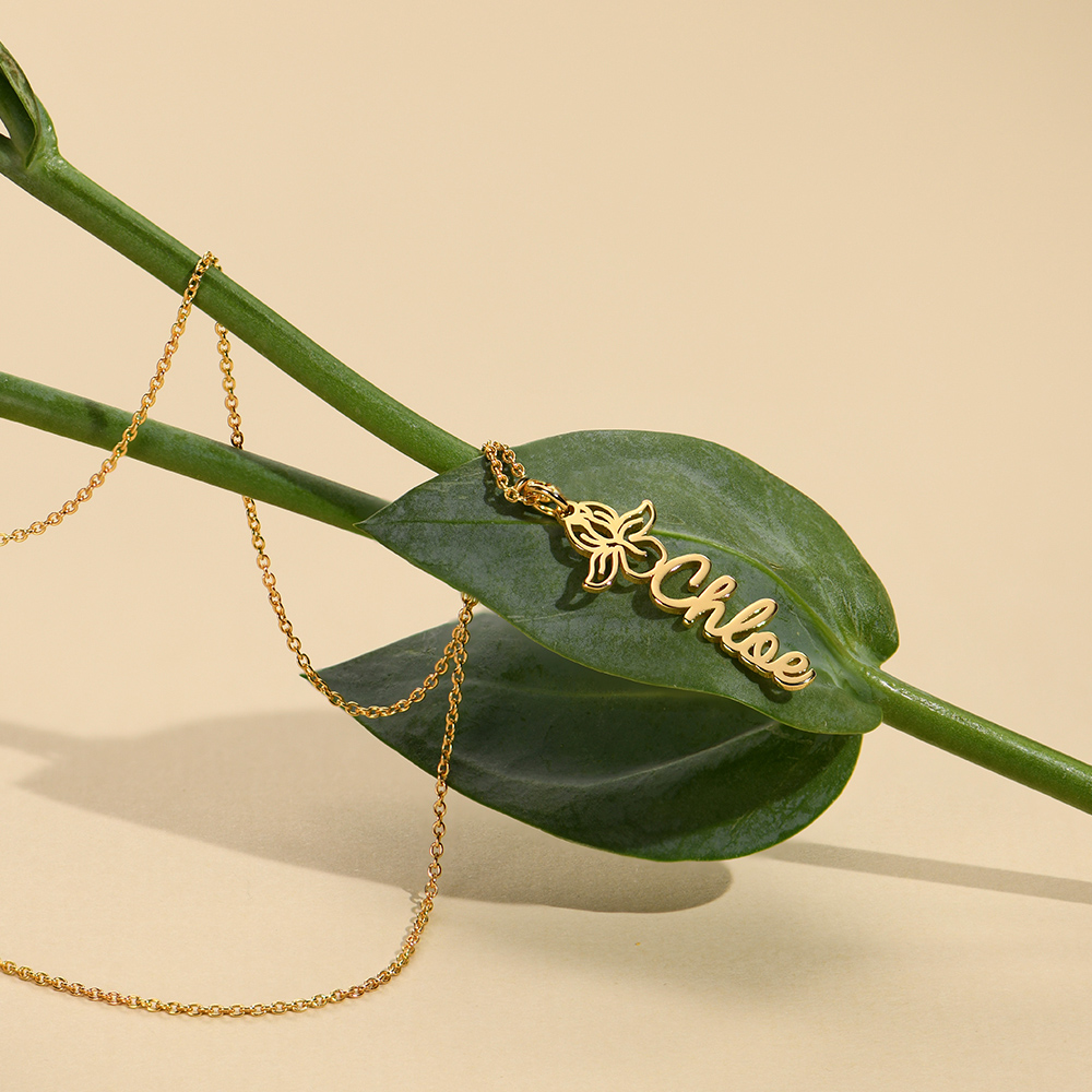 a green leaf with a name necklace on it