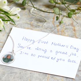 7 Personalized Jewelry Gifts for New Moms That Grow With Her Family