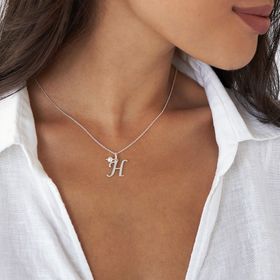 4 Reasons Why Initial Necklaces Are the Quintessential Gift for New Moms