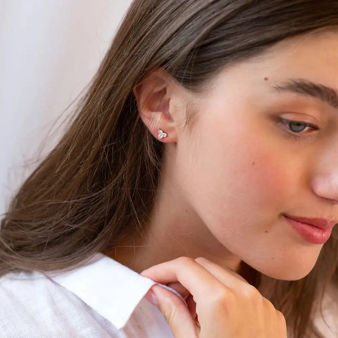 Flower Stud Earrings With Cubic Zirkonia in Gold Plating – MYKA