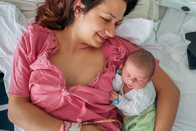 A mother with her newborn son, in the hospital